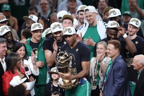 爱游戏中国塔图姆在雄鹿比赛中势不可挡，问鼎冠军引发热议！的简单介绍